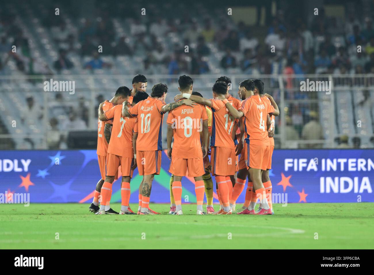Internationales Freundschaftsspiel Indien gegen Uruguay, FIFA-Freundschaftsspiel, Kalkutta, Indien, 6. Oktober 2026. Indien in orangefarbenem Trikot, Uruguay in hell Stockfoto