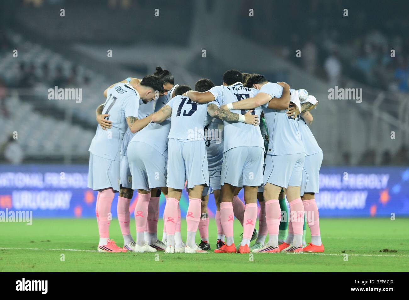 Internationales Freundschaftsspiel Indien gegen Uruguay, FIFA-Freundschaftsspiel, Kalkutta, Indien, 6. Oktober 2026. Indien in orangefarbenem Trikot, Uruguay in hell Stockfoto