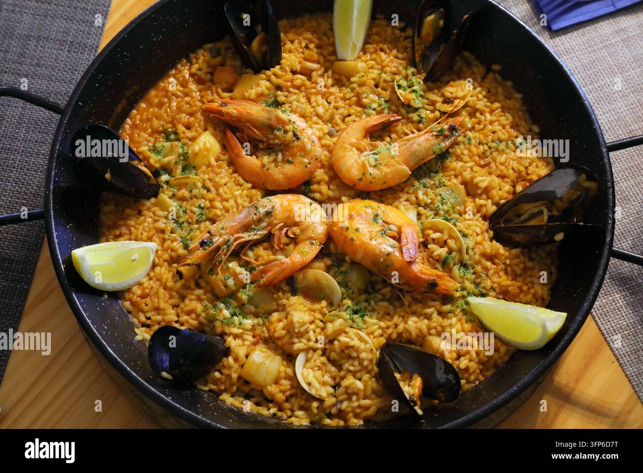 Paella, spanisches Seafood-Gericht. Spanische Küche aus Valencia. Risotto mit Meereskost. Stockfoto