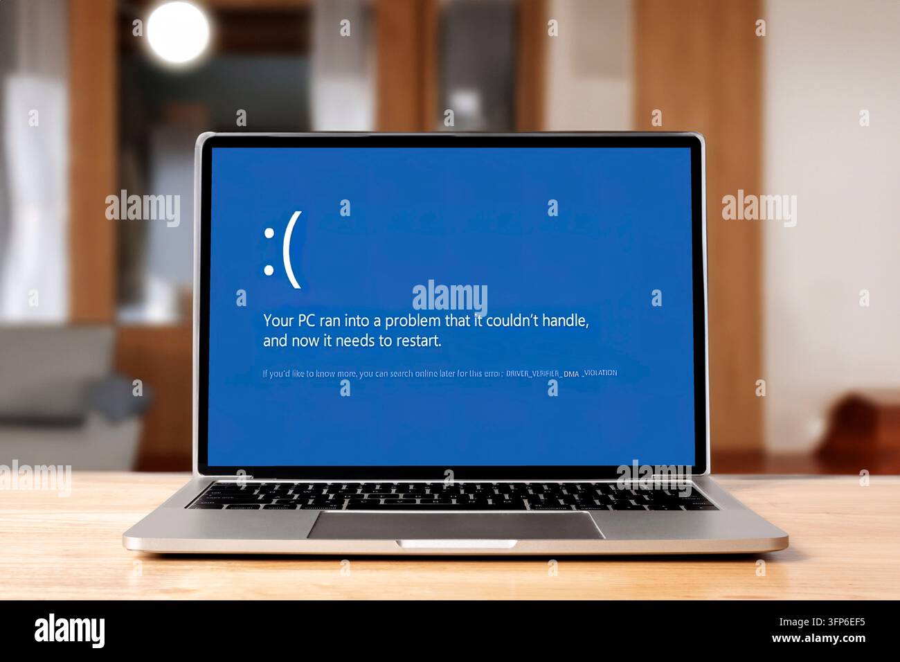 Lake Elsinore, CA, USA - 4. Februar 2024: Ein Laptop-Bildschirm mit Fehlermeldung des Blue Screen of Death Stockfoto