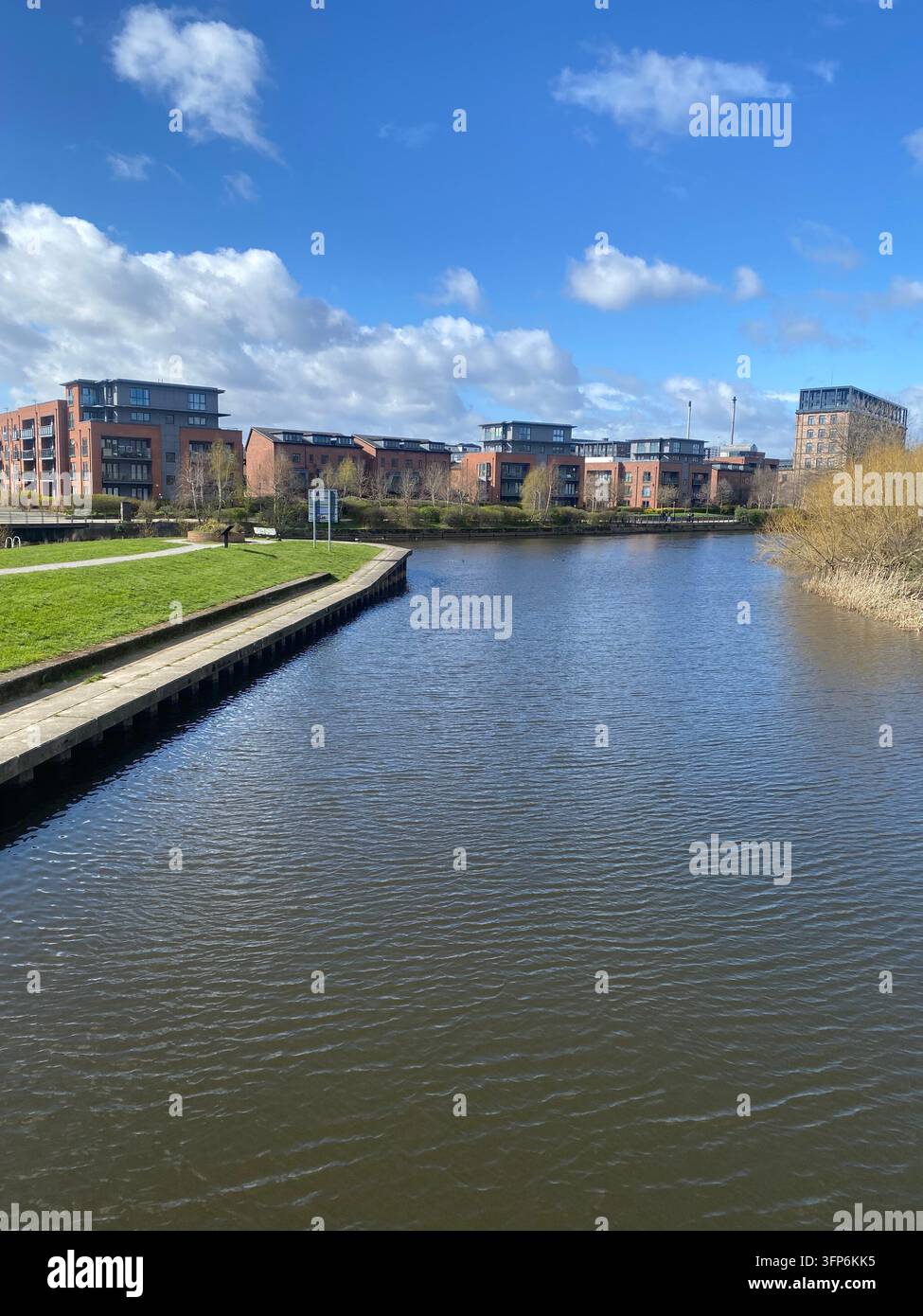 Blick auf die Flusslandschaft von einer Brücke aus auf die Wohnungen - Smartphone-aufgenommenes Stockfoto