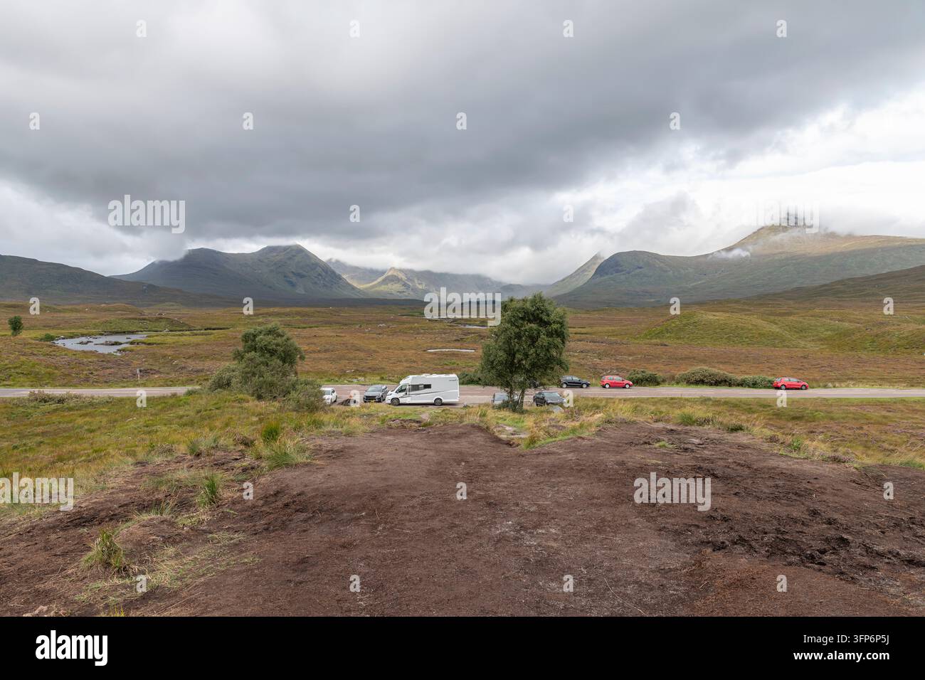 Autos, die im Black Mount Area (Am Monadh Bubh) in Glencoe, Highlands, Schottland, Vereinigtes Königreich, geparkt sind Stockfoto