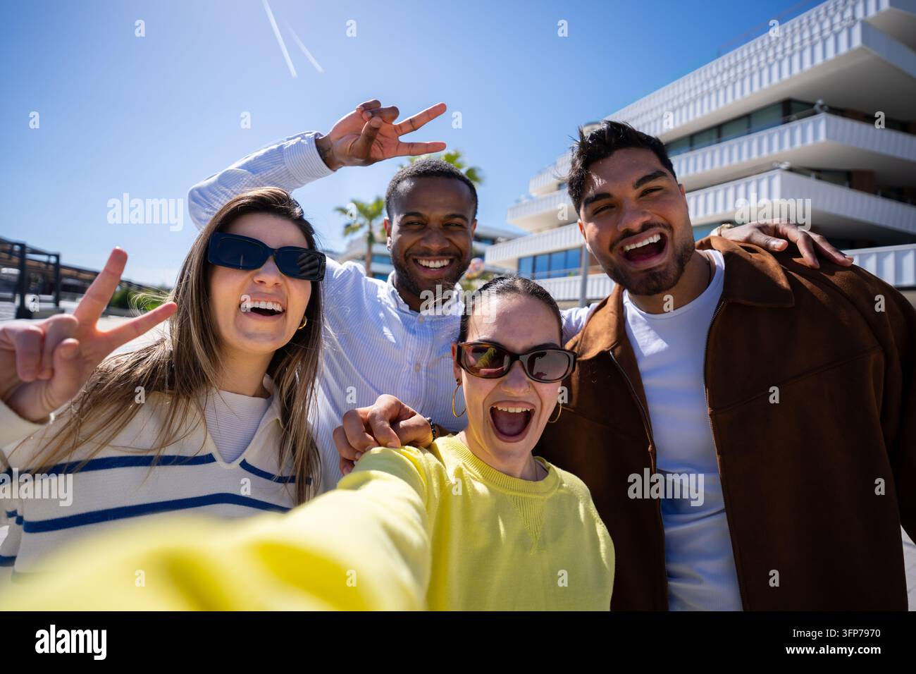 Glückliche Freunde, die im Freien für ein Selfie posieren Stockfoto