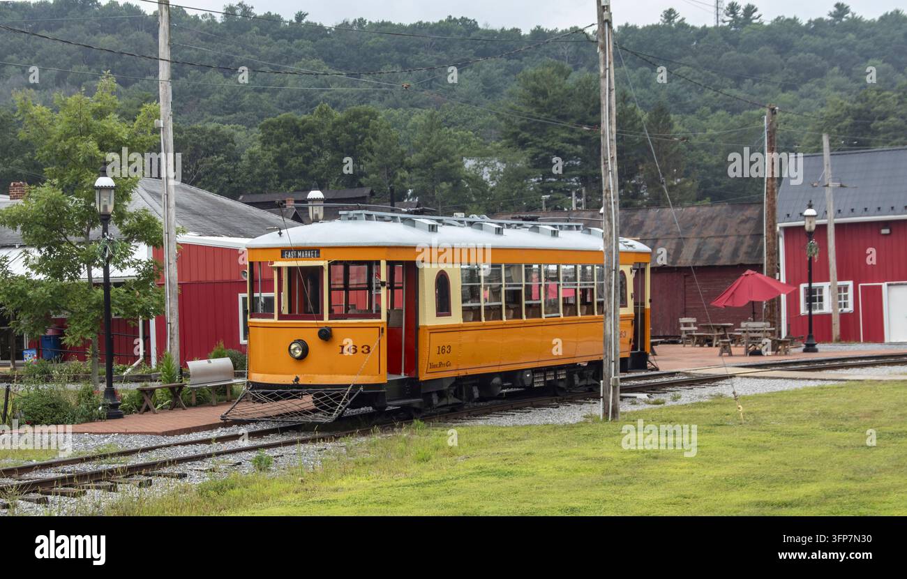 Rockhill Furnace, Pennsylvania, 14. Jahrhundert August 2025 - Ein Oldtimer steht auf den Gleisen in einem historischen Dorf auf dem Land. Die Unterkünfte Stockfoto