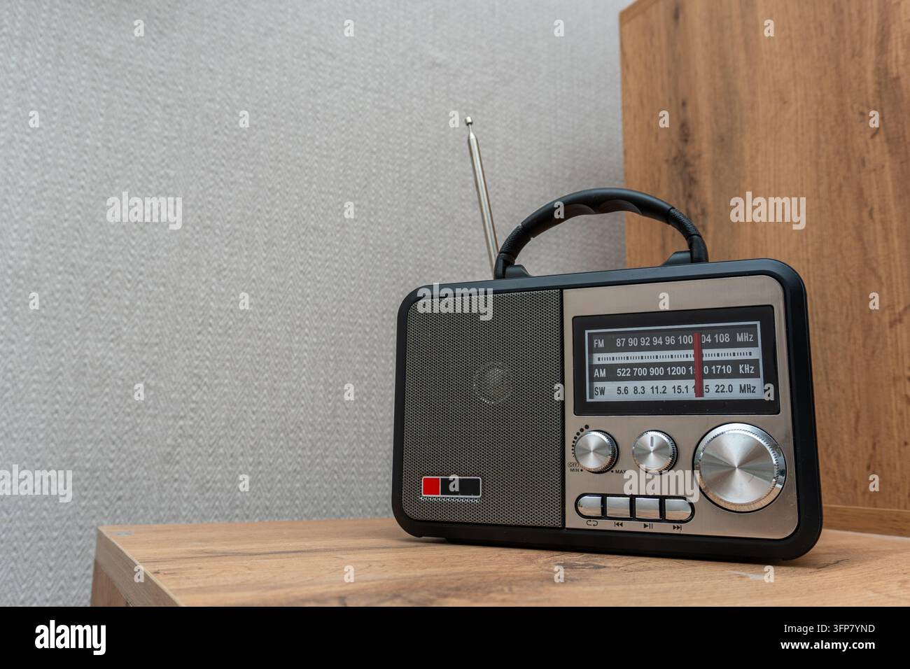 Retro-Portable-Radiospieler ruht auf Holzregal Stockfoto