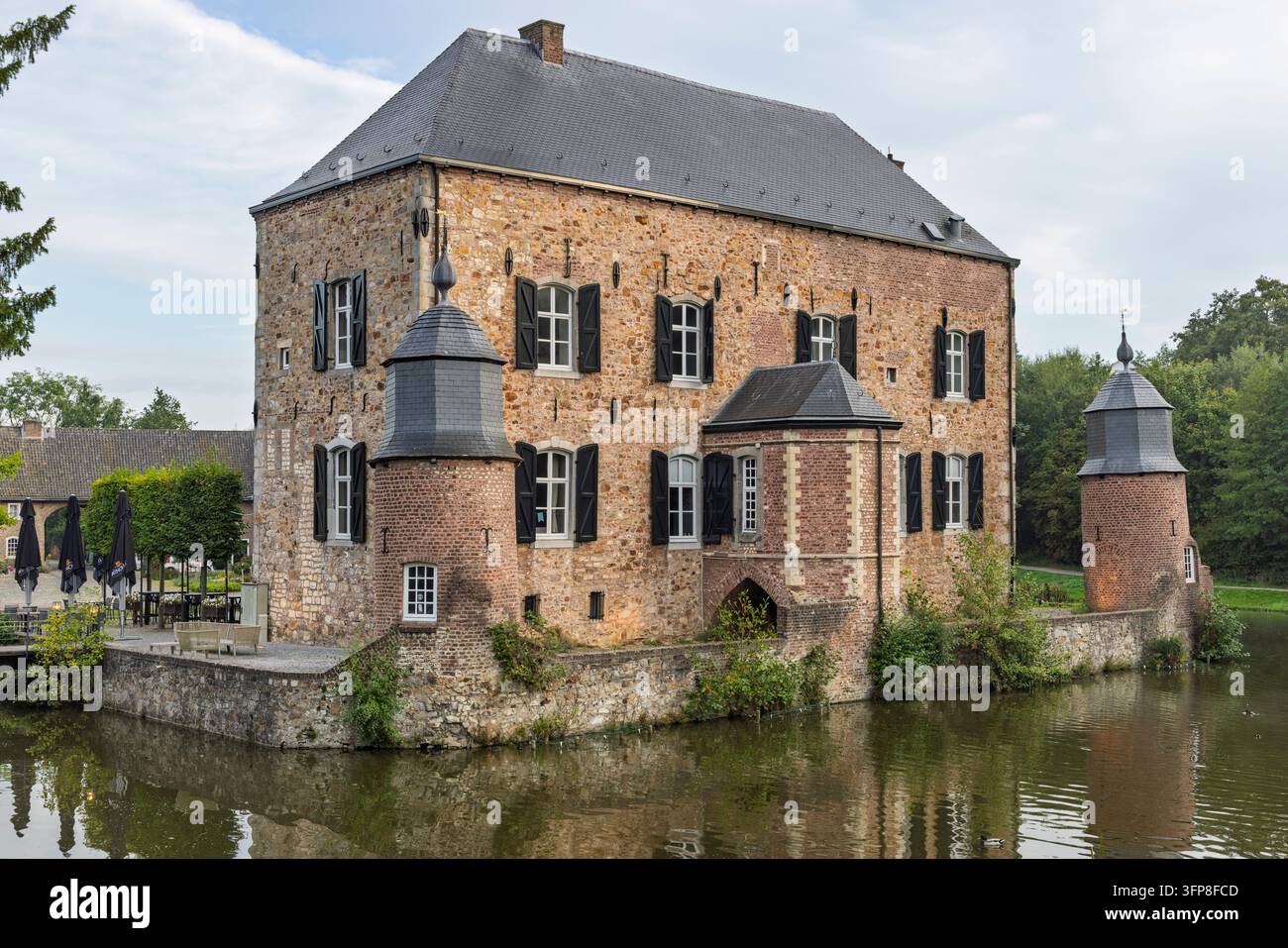 Kerkrade, Niederlande - Detailansicht der Fassade des historischen Kasteel Erenstein, das Ziegelarchitektur, Eckerkertürme und Wassergräben zeigt. Stockfoto