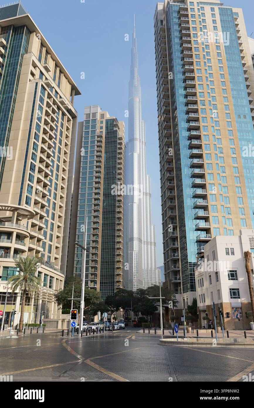 Dubai, UAE - 5. Februar 2026. Breite leere Straße in Downtown Dubai mit den Türmen Burj Khalifa, die ein ruhiges Stadtleben, Ordnung und Komfort in einer sauberen und Stockfoto