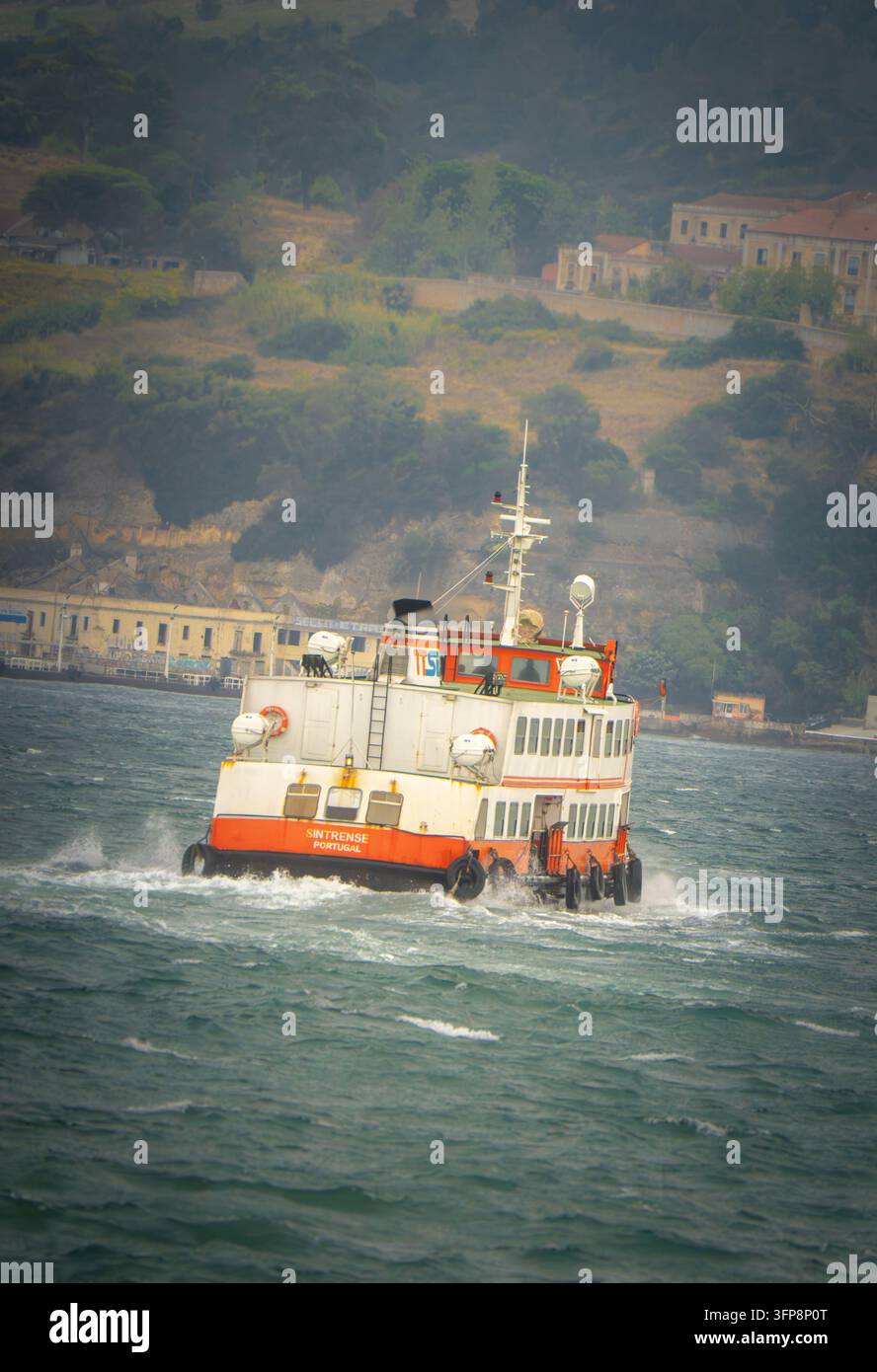 Pendelfähre überquert den unruhigen Tejo in dunstige Licht, Lissabon, Portugal, städtischer öffentlicher Verkehr Stockfoto