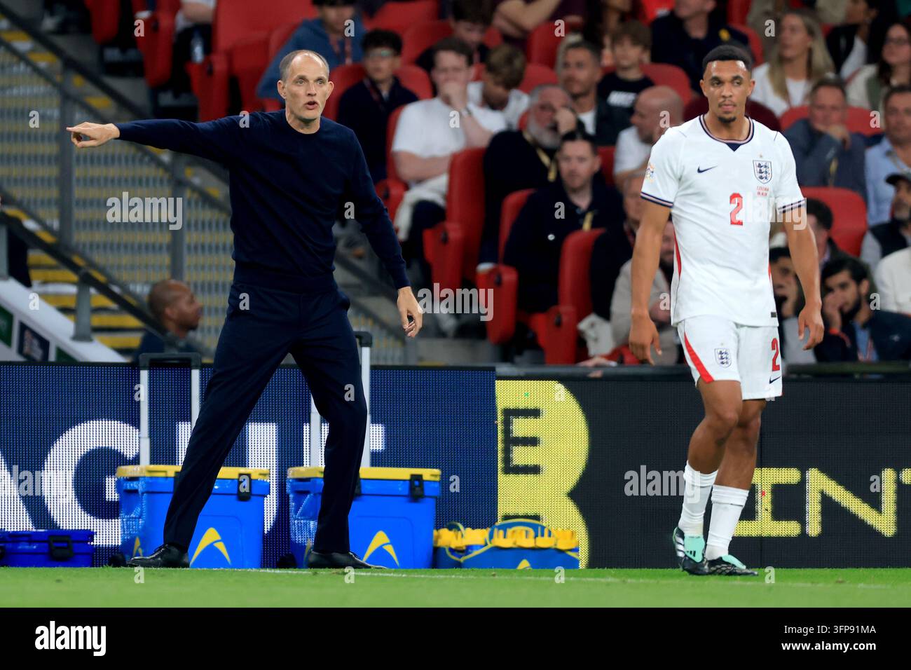 Thomas Tuchel, Trainer von England, und Trent Alexander-Arnold an der Seitenlinie während des UEFA-Nations-League-Spiels 2026/27 der Gruppenphase zwischen England und Tschechien im Wembley-Stadion am 6. Oktober 2026 in London, England. Stockfoto