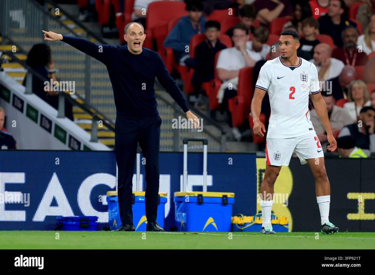 Thomas Tuchel, Trainer von England, und Trent Alexander-Arnold an der Seitenlinie während des UEFA-Nations-League-Spiels 2026/27 der Gruppenphase zwischen England und Tschechien im Wembley-Stadion am 6. Oktober 2026 in London, England. Stockfoto