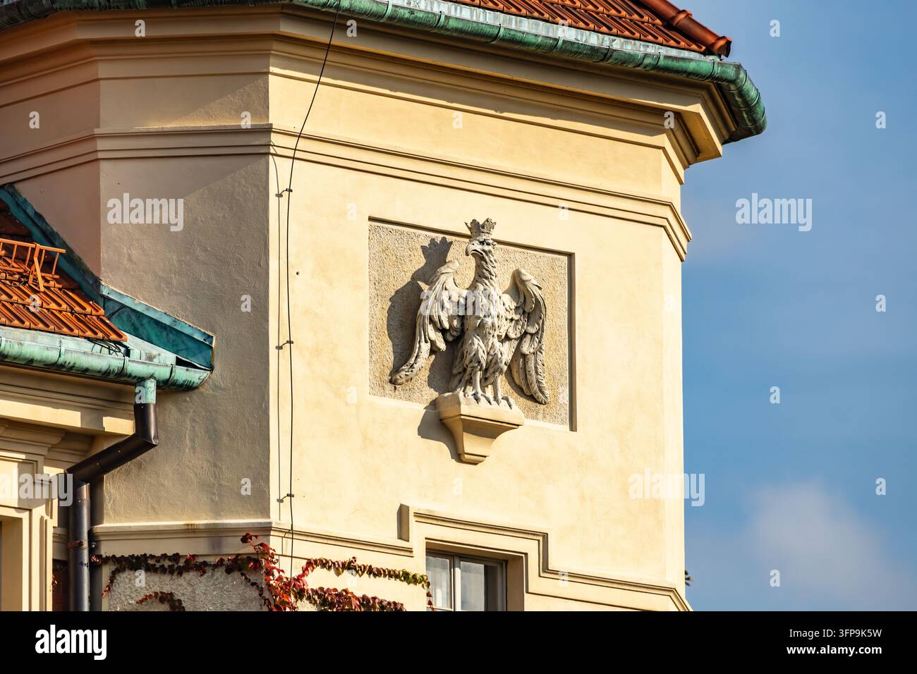 Adlerrelief schmückt die Fassade eines historischen Turms der Burg Lancut Stockfoto
