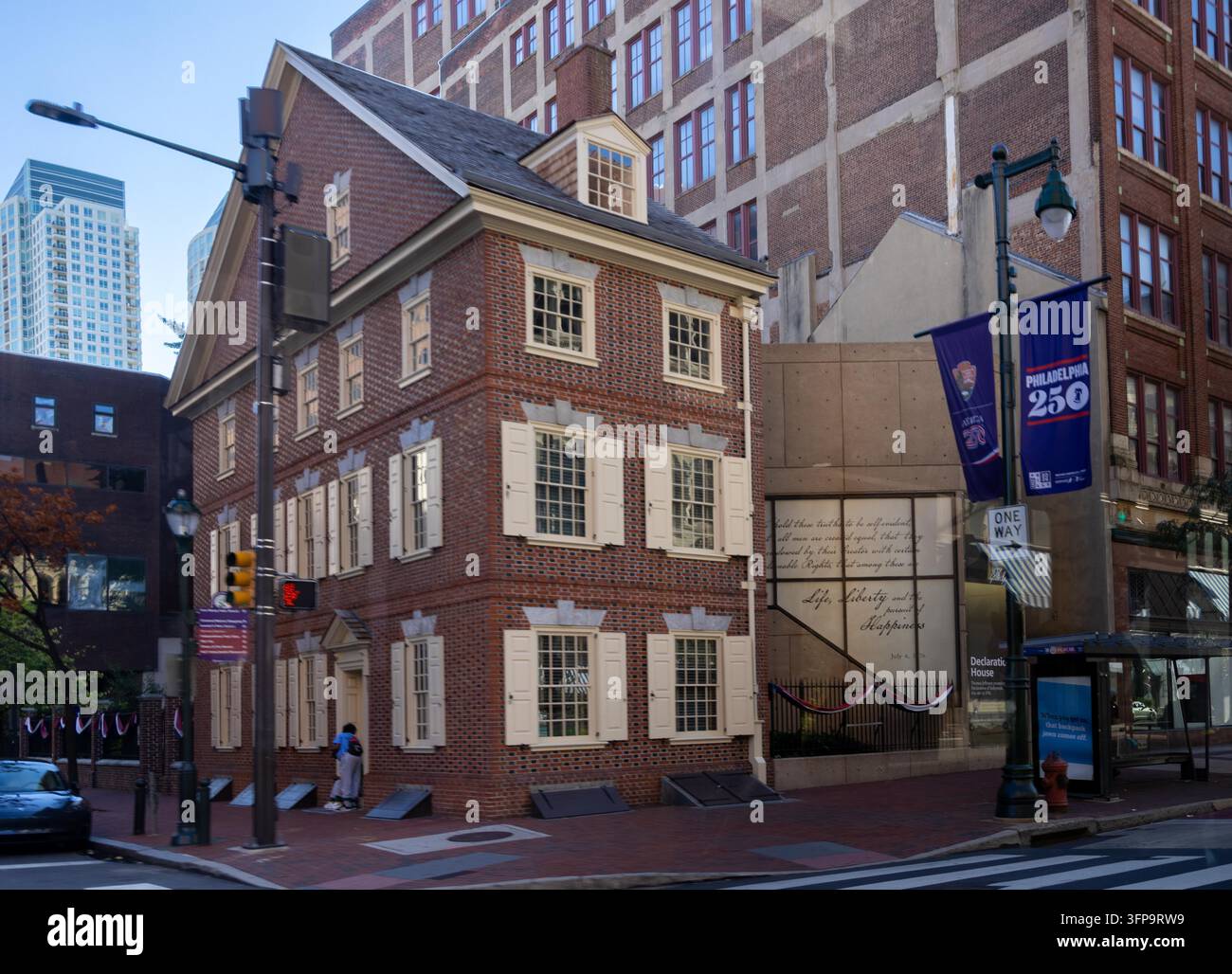 Philadelphia, Vereinigte Staaten - 29. August 2026: Horizontale Eckperspektive des rekonstruierten dreistöckigen Backsteinhauses Declaration House mit kolonialer Architektur Stockfoto