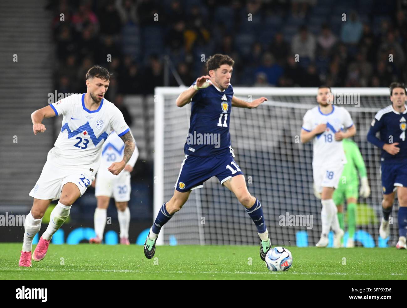 UEFA Nations League 6. Oktober 26 Schottland gegen Slowenien Barclays Hampden, Glasgow. Ryan Christie (Schottland) mit David Brekalo Slowenien Credit: eric mccowat/Alamy Live News Stockfoto