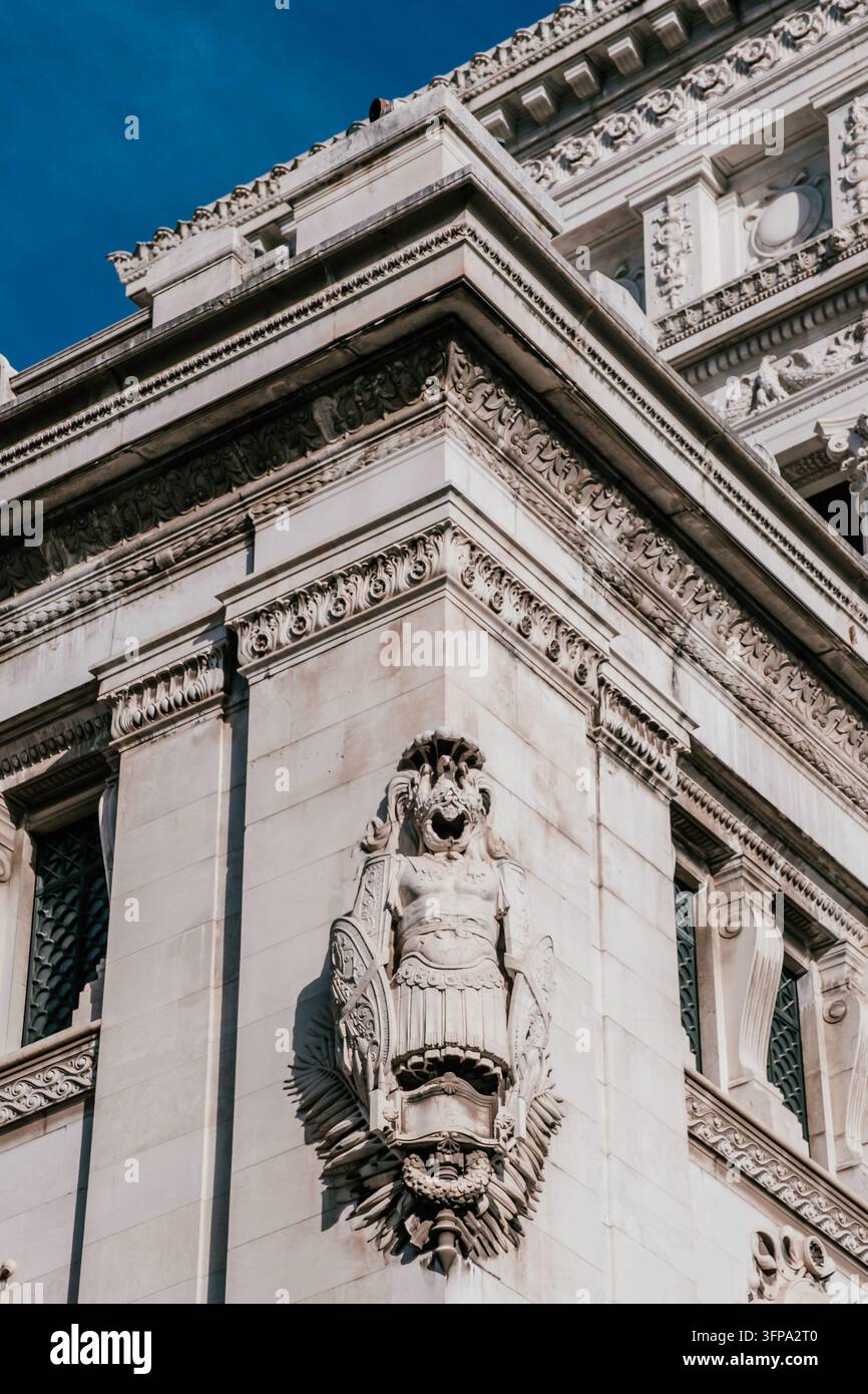 Dekorative klassische Skulptur an einer monumentalen Fassade in Rom, Italien. Stockfoto
