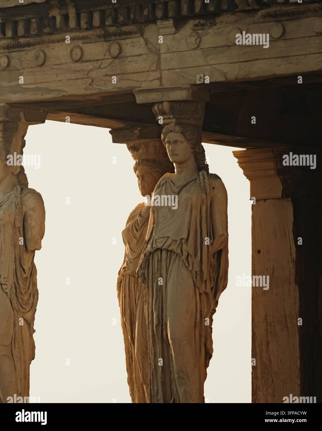 Ansicht der Karyatiden am Erechtheion auf der Akropolis mit antiken Marmorstatuen drapierten weiblichen Figuren, die das Tempeldach stützen, Athen Stockfoto