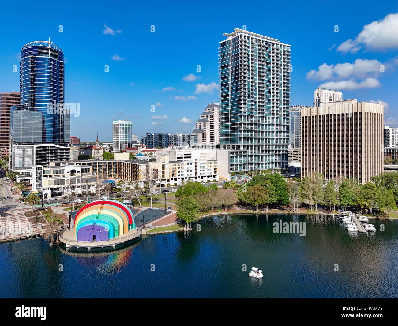 Das farbenfrohe Freiluftamphitheater am Lake Eola im Stadtzentrum von Orlando im Orange County, Florida. Stockfoto