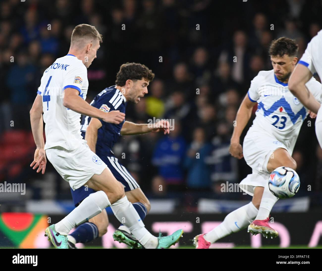 UEFA Nations League 6. Oktober 26 Schottland gegen Slowenien Barclays Hampden, Glasgow Ryan Christie (Schottland) mit Mark Zabukovnik & David Brekalo Slowenien Credit: eric mccowat/Alamy Live News Stockfoto