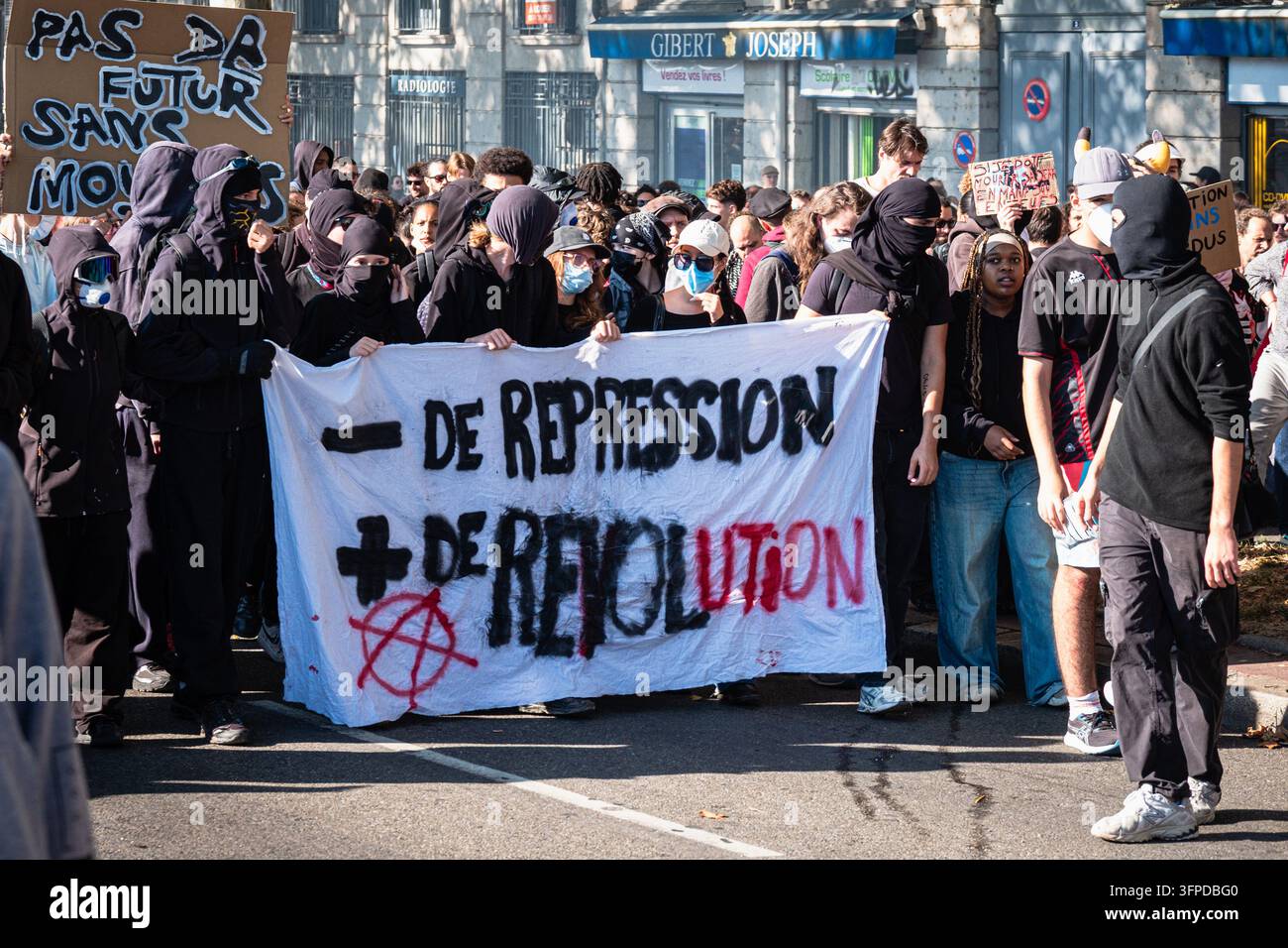 Frankreich, Lyon, 06.10.2026. Ein Banner, das von Mitgliedern der ‚schwarzen Blöcke‘ in der Demonstrationsprozession gehalten wird. Stockfoto