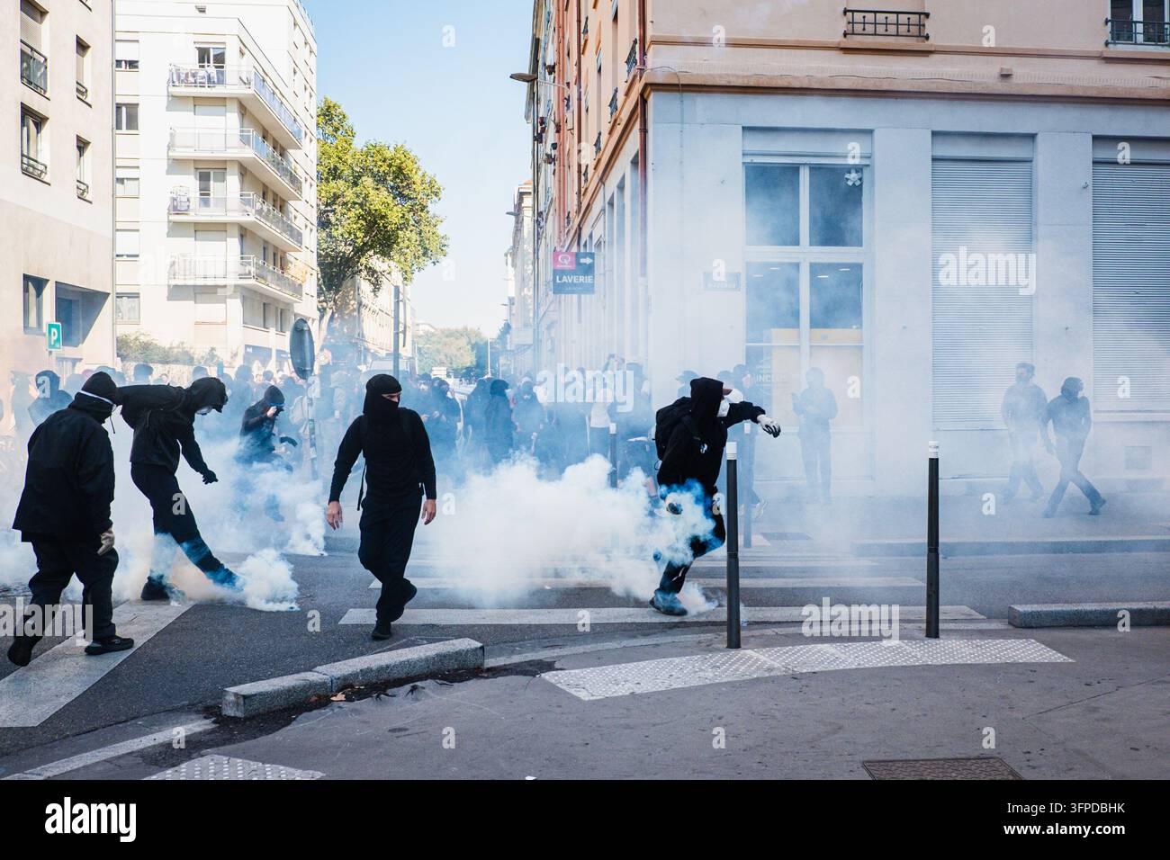 Frankreich, Lyon, 06.10.2026. Eine Demonstration von Mittelschülern, einschließlich Mitglieder der ‚schwarzen Blöcke‘, die in einem Tränengasangriff gefangen sind. Stockfoto