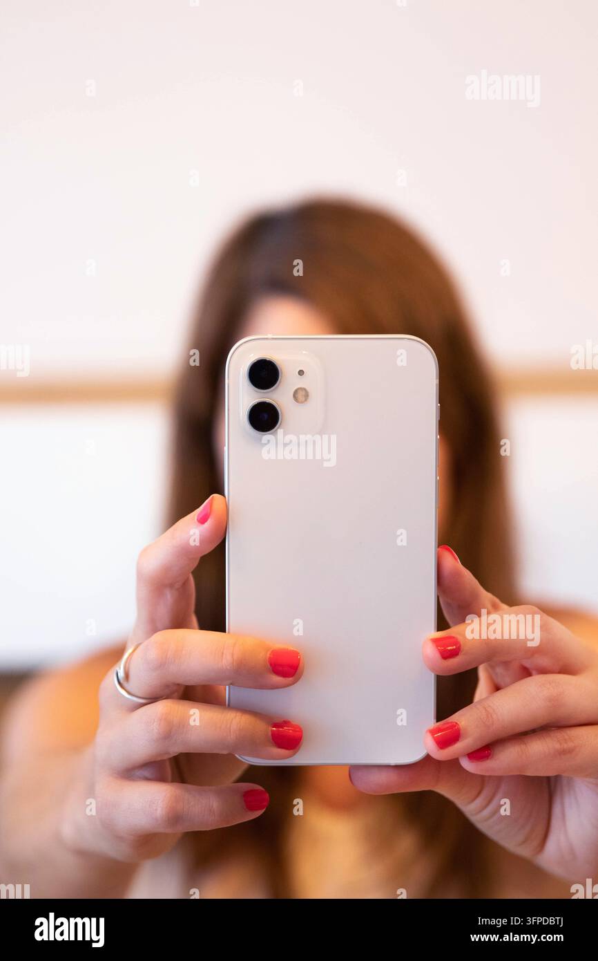 Junge Frau macht Foto mit Smartphone für soziale Medien Stockfoto