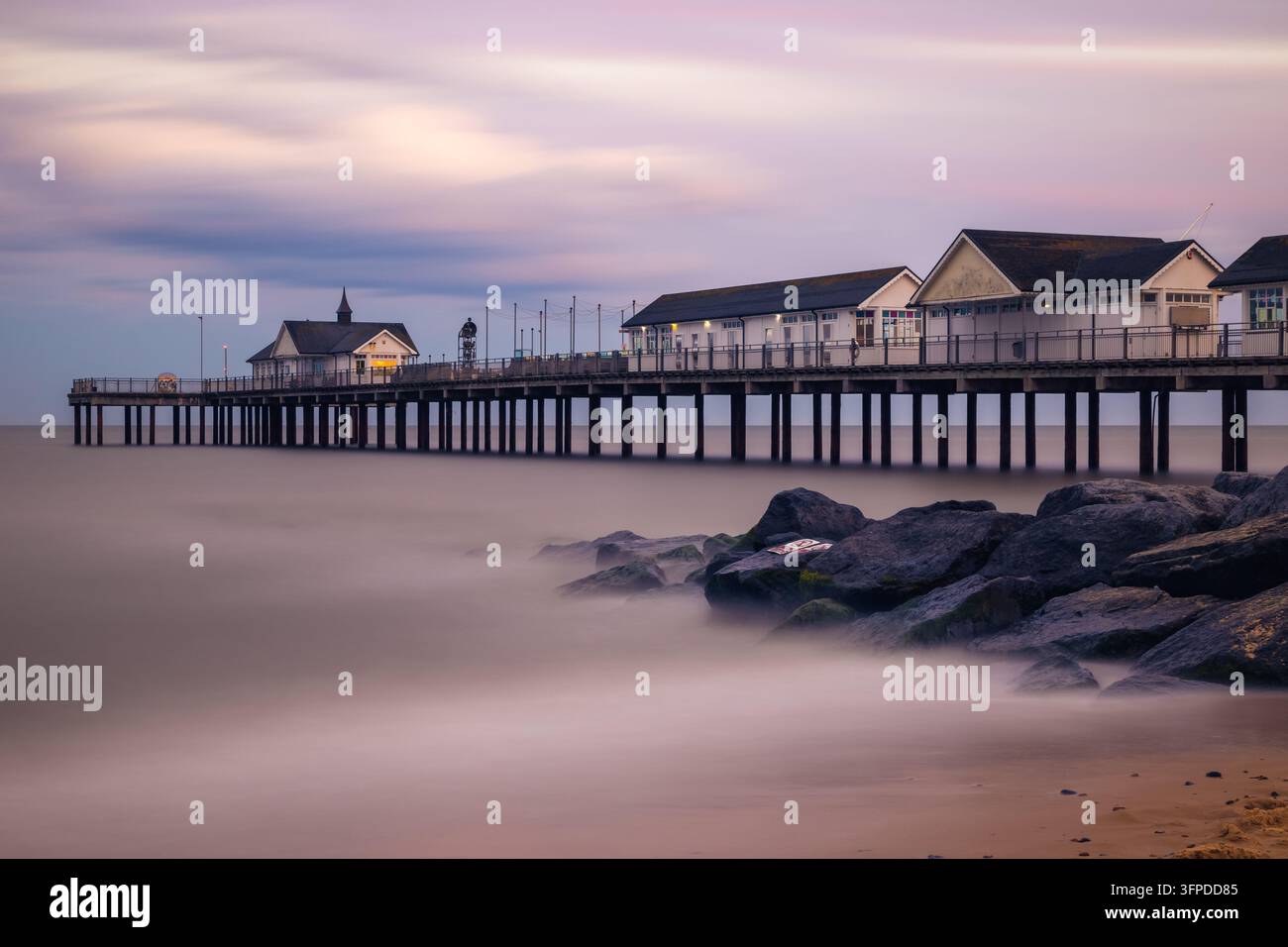Langzeitbelichtung, Southwold Pier bei Sonnenuntergang in Suffolk, England Stockfoto