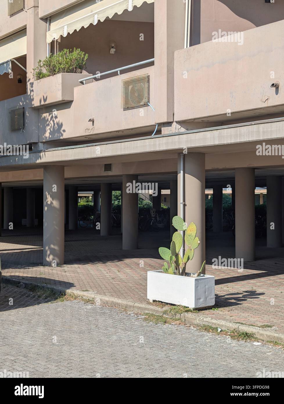 Eingang in einem privaten Resort in Italien während der Sommersaison Stockfoto
