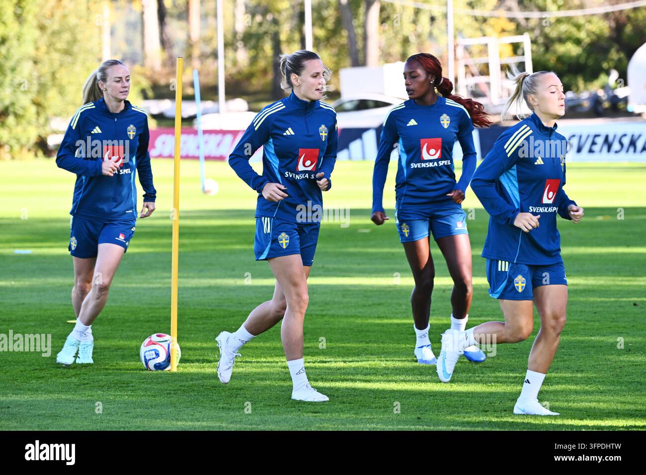 Stockholm, Schweden. 07. Okt., 2026. STOCKHOLM, SCHWEDEN 20261007Amanda Ilestedt, Nathalie Björn, Evelyn Ijeh und Hanna Bennison, während die Frauen-Nationalmannschaft auf Bosön vor dem Playoff für die Weltmeisterschaft 2027 trainiert. Foto: Claudio Bresciani/TT/Code 10090 Dieser Text wurde automatisch übersetzt Credit: TT News Agency/Alamy Live News Stockfoto