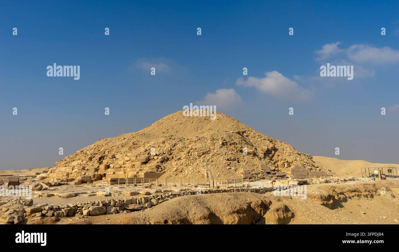 Ansicht der Pyramide des Unas im antiken Grabkomplex von Saqqara, Ägypten Stockfoto