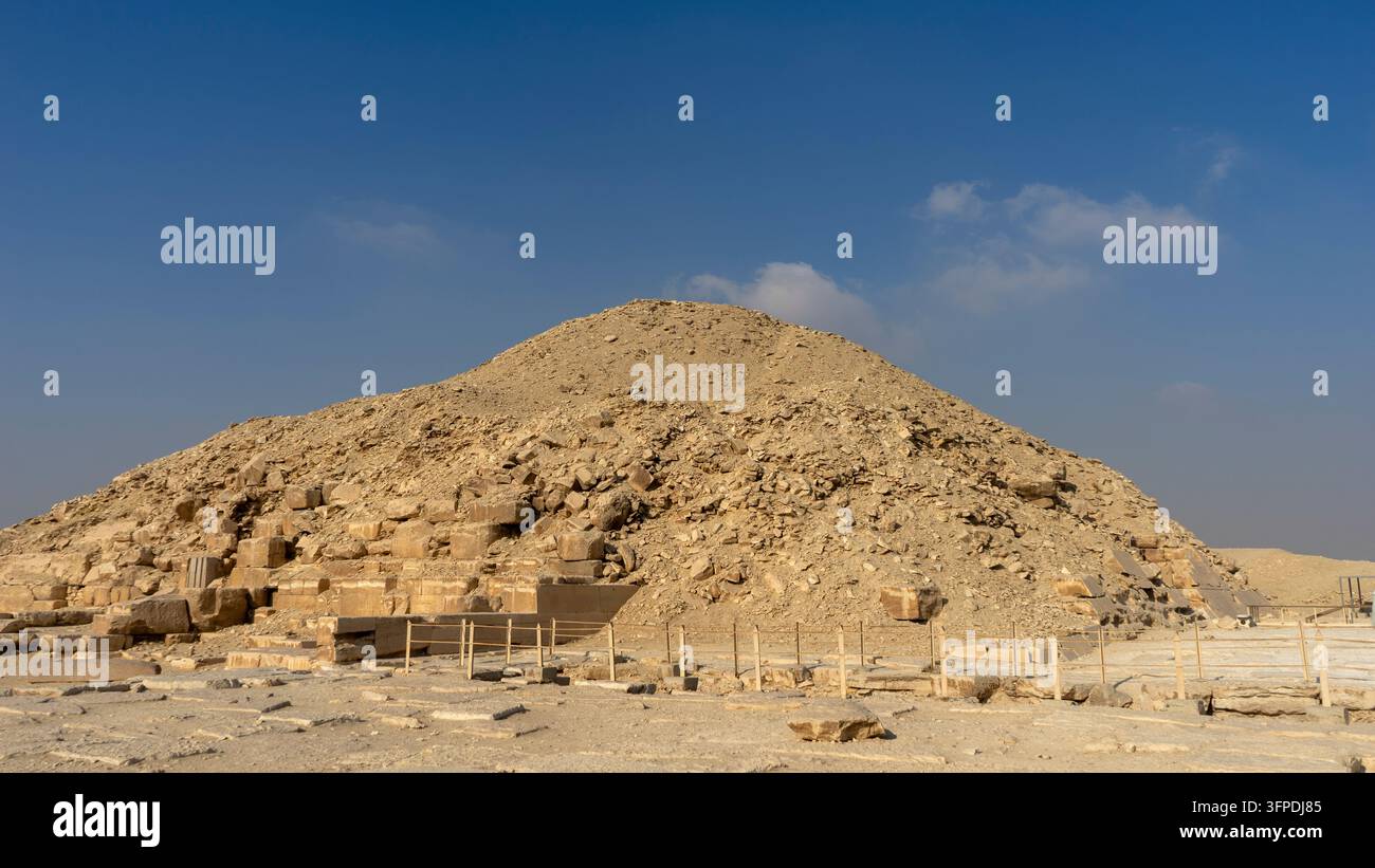 Ansicht der Pyramide des Unas im antiken Grabkomplex von Saqqara, Ägypten Stockfoto