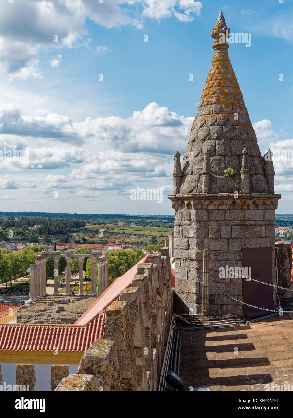 Spitze der Kathedrale von Évora mit Blick auf den Römischen Tempel und die Landschaft des Alentejo, Évora, Portugal Stockfoto