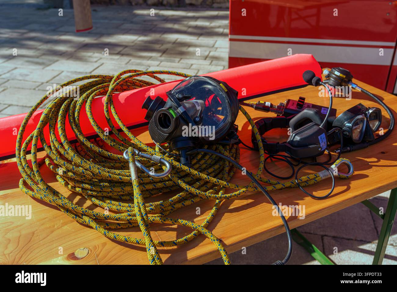 KOTTINGBRUNN, ÖSTERREICH - 3. OKTOBER 2026: Feuerwehr-Tauchrettungsausrüstung, die beim Sicherheitstag ausgestellt ist Stockfoto