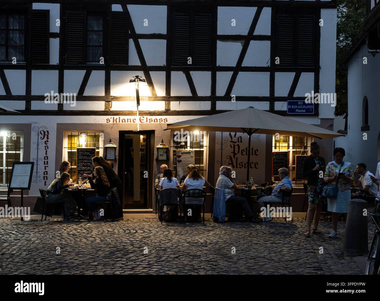 Frankreich, Elsaß, Straßburg, Petite France, Restaurant, Abend, Sitzplätze im Freien Stockfoto