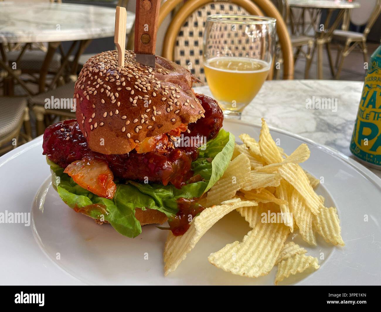 Nahaufnahme eines koreanischen BBQ-Hühnchensandwiches, Außengastronomie im Bryant Park Grill Restaurant 's BP Cafe im frühen Herbst, Bryant Park, NYC, USA, 2026 Stockfoto