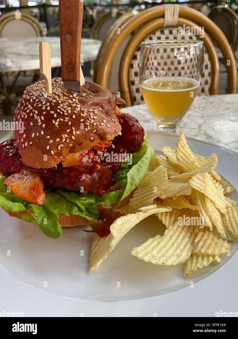 Nahaufnahme eines koreanischen BBQ-Hühnchensandwiches, Außengastronomie im Bryant Park Grill Restaurant 's BP Cafe im frühen Herbst, Bryant Park, NYC, USA, 2026 Stockfoto