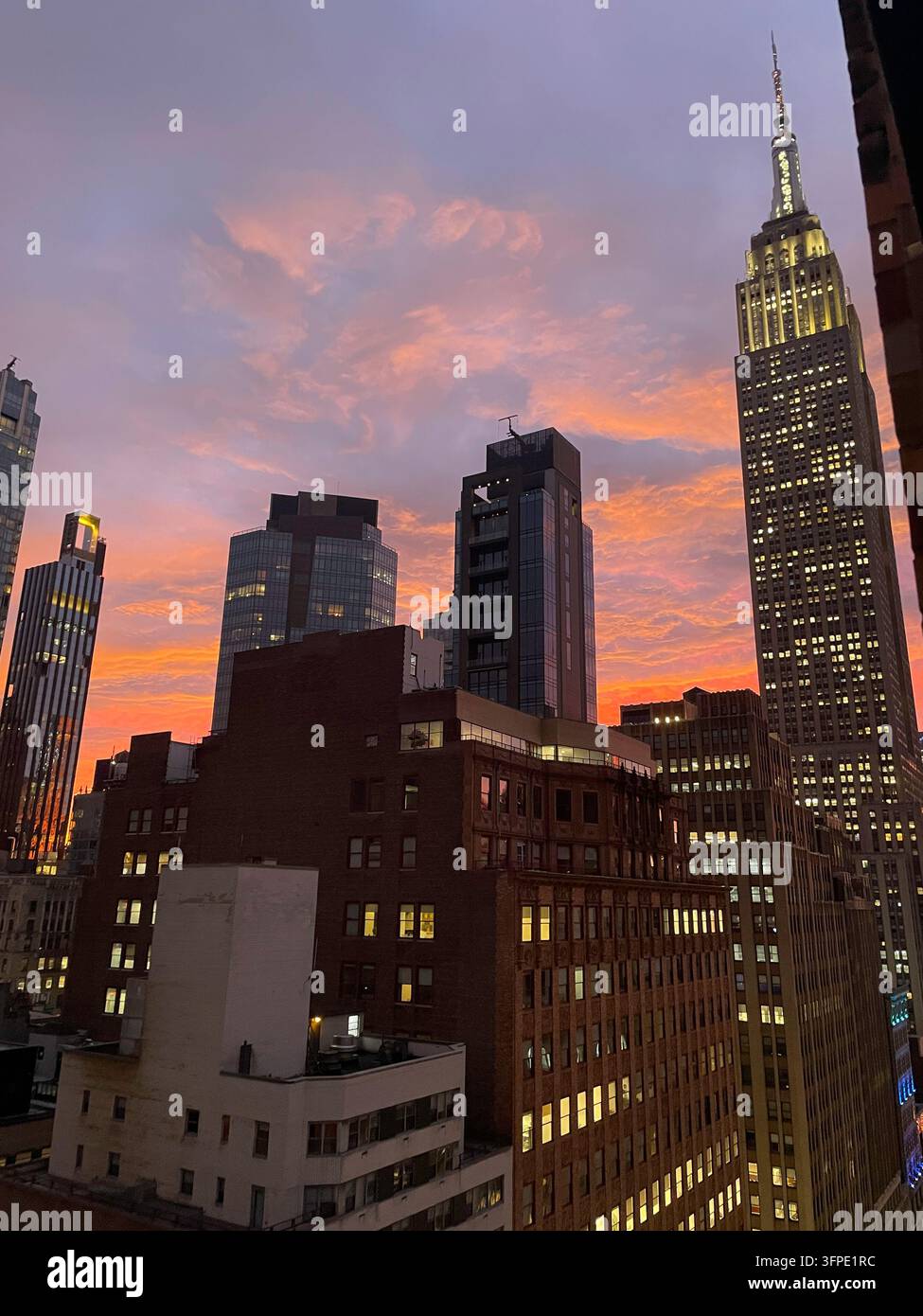 Wunderschöne Sonnenuntergangswolken über Midtown Manhattan, 2026, NYC, USA - Smartphone-aufgenommenes Stockfoto