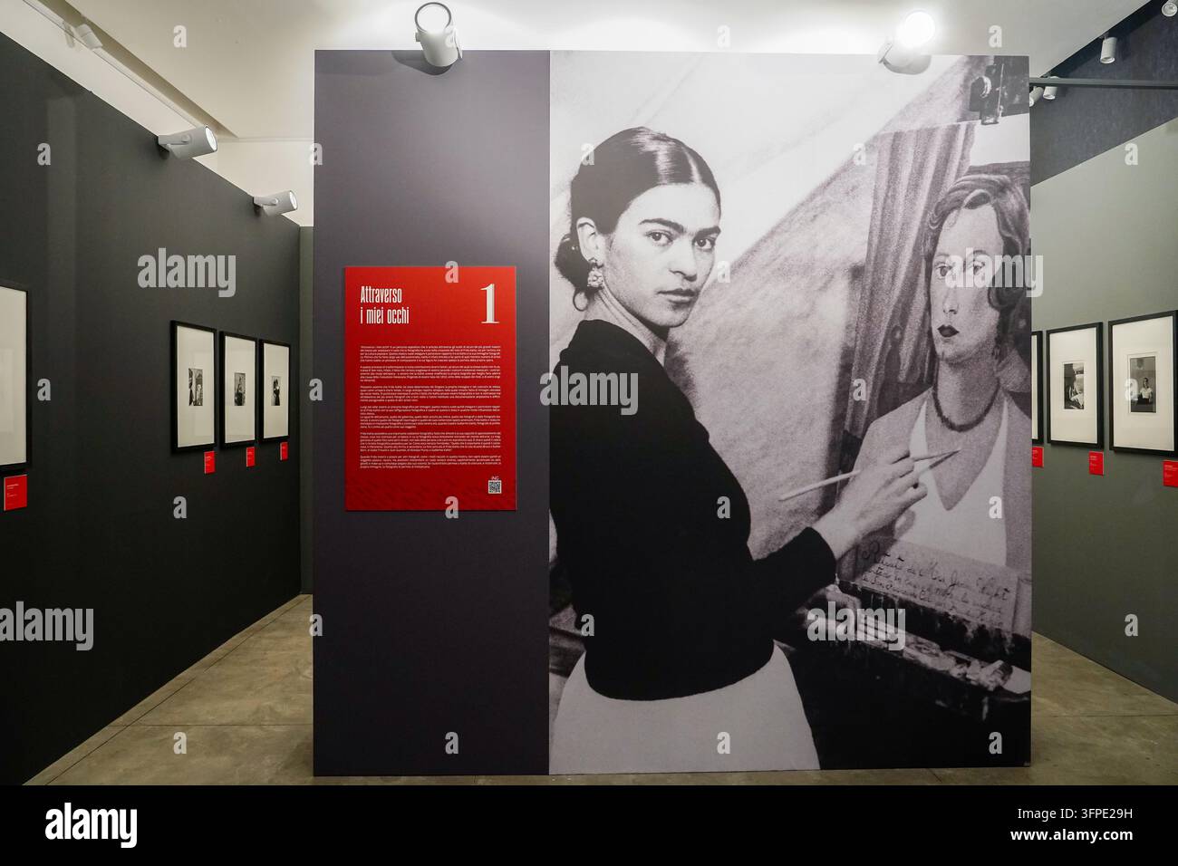 IPA89394051 - MILAN, 7. Oktober 2026 - Eröffnung der Fotografieausstellung „Durch meine Augen: Frida Kahlo und die Erschaffung des Mythos“, kuratiert von Vittoria Mainoldi im Superstudio Più in der Via Tortona. Stockfoto