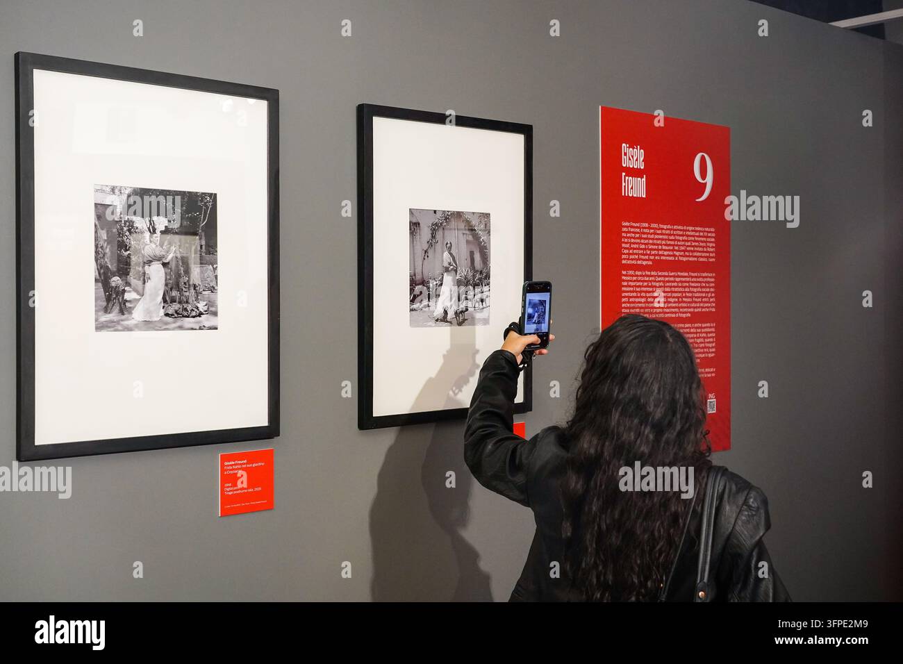 IPA89394052 - MAILAND, 7. Oktober 2026 - Eröffnung der Fotografieausstellung „Durch meine Augen: Frida Kahlo und die Entstehung eines Mythos“, kuratiert von Vittoria Mainoldi im Superstudio Più in der Via Tortona. Stockfoto