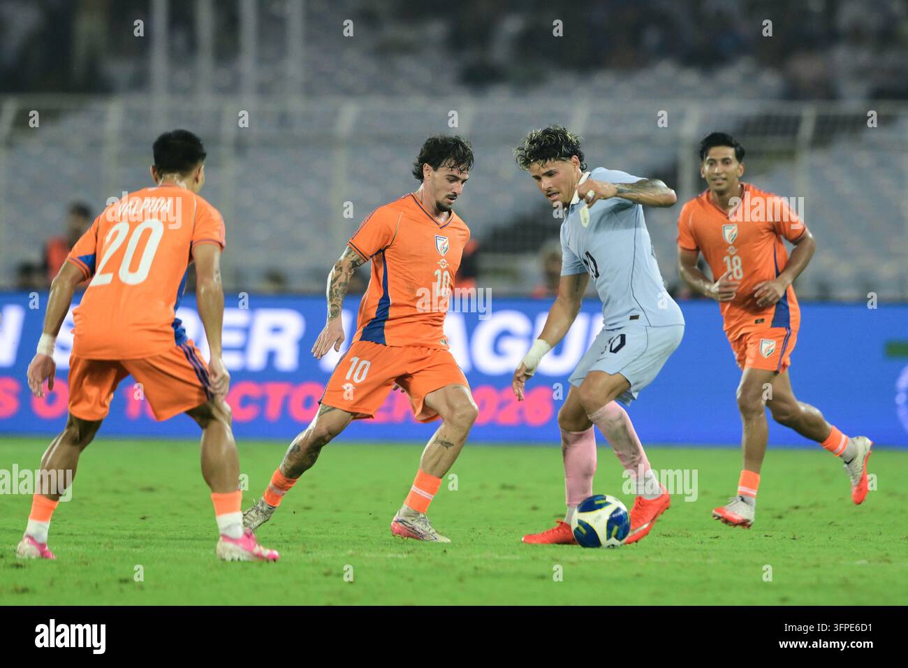 Internationales Freundschaftsspiel Indien gegen Uruguay, FIFA-Freundschaftsspiel, Kalkutta, Indien, 6. Oktober 2026. Indien in orangefarbenem Trikot, Uruguay in hell Stockfoto