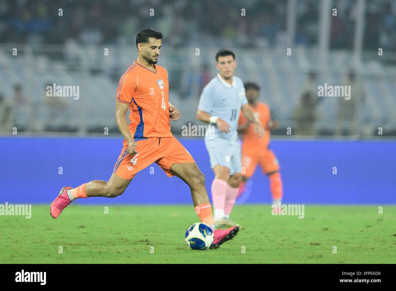 Internationales Freundschaftsspiel Indien gegen Uruguay, FIFA-Freundschaftsspiel, Kalkutta, Indien, 6. Oktober 2026. Indien in orangefarbenem Trikot, Uruguay in hell Stockfoto