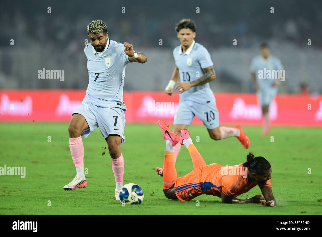 Internationales Freundschaftsspiel Indien gegen Uruguay, FIFA-Freundschaftsspiel, Kalkutta, Indien, 6. Oktober 2026. Indien in orangefarbenem Trikot, Uruguay in hell Stockfoto