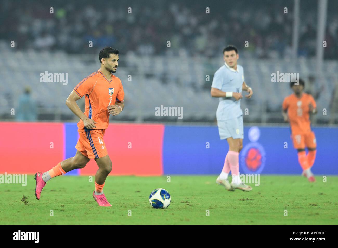 Internationales Freundschaftsspiel Indien gegen Uruguay, FIFA-Freundschaftsspiel, Kalkutta, Indien, 6. Oktober 2026. Indien in orangefarbenem Trikot, Uruguay in hell Stockfoto