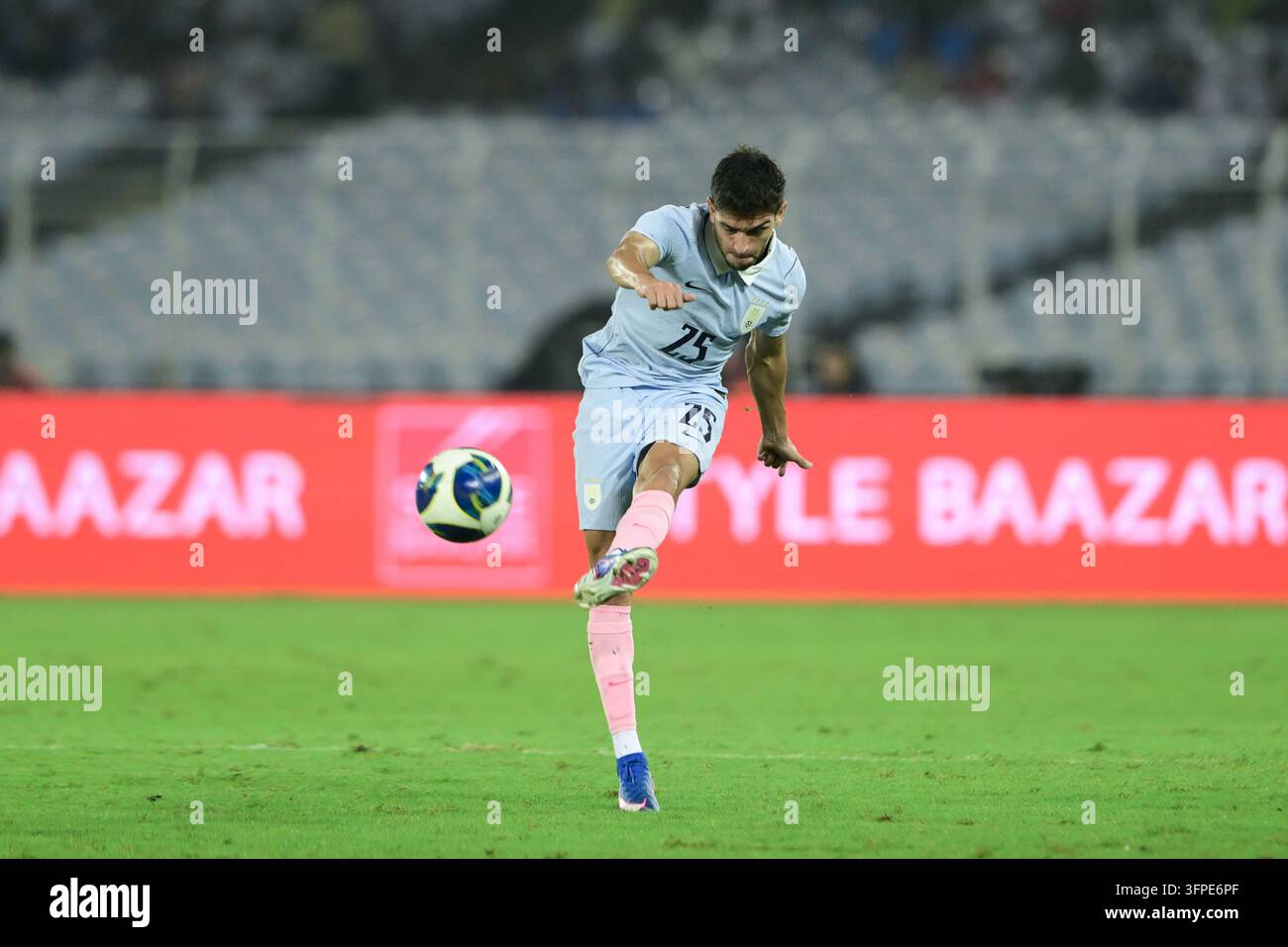 Internationales Freundschaftsspiel Indien gegen Uruguay, FIFA-Freundschaftsspiel, Kalkutta, Indien, 6. Oktober 2026. Indien in orangefarbenem Trikot, Uruguay in hell Stockfoto