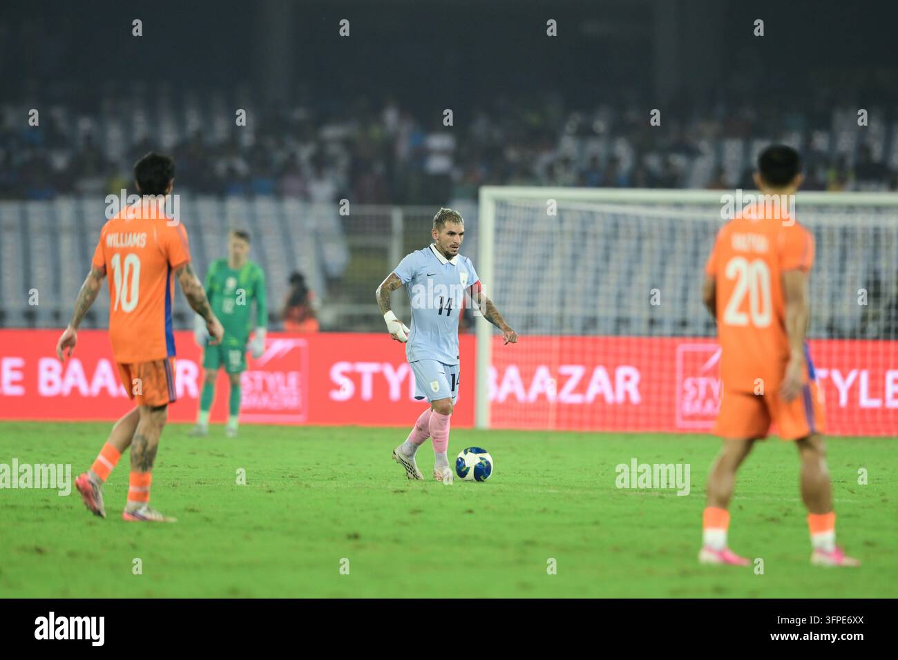Internationales Freundschaftsspiel Indien gegen Uruguay, FIFA-Freundschaftsspiel, Kalkutta, Indien, 6. Oktober 2026. Indien in orangefarbenem Trikot, Uruguay in hell Stockfoto