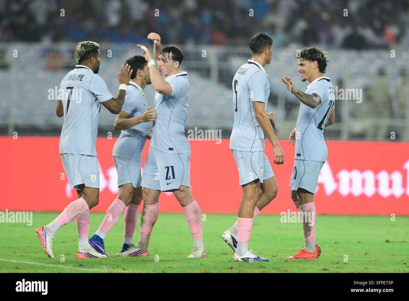Internationales Freundschaftsspiel Indien gegen Uruguay, FIFA-Freundschaftsspiel, Kalkutta, Indien, 6. Oktober 2026. Indien in orangefarbenem Trikot, Uruguay in hell Stockfoto