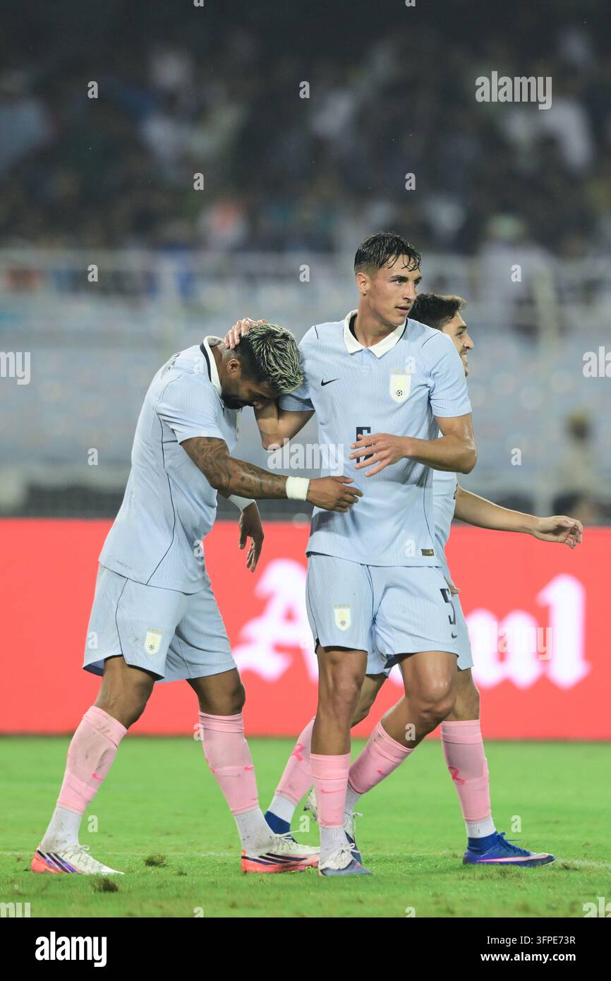 Internationales Freundschaftsspiel Indien gegen Uruguay, FIFA-Freundschaftsspiel, Kalkutta, Indien, 6. Oktober 2026. Indien in orangefarbenem Trikot, Uruguay in hell Stockfoto