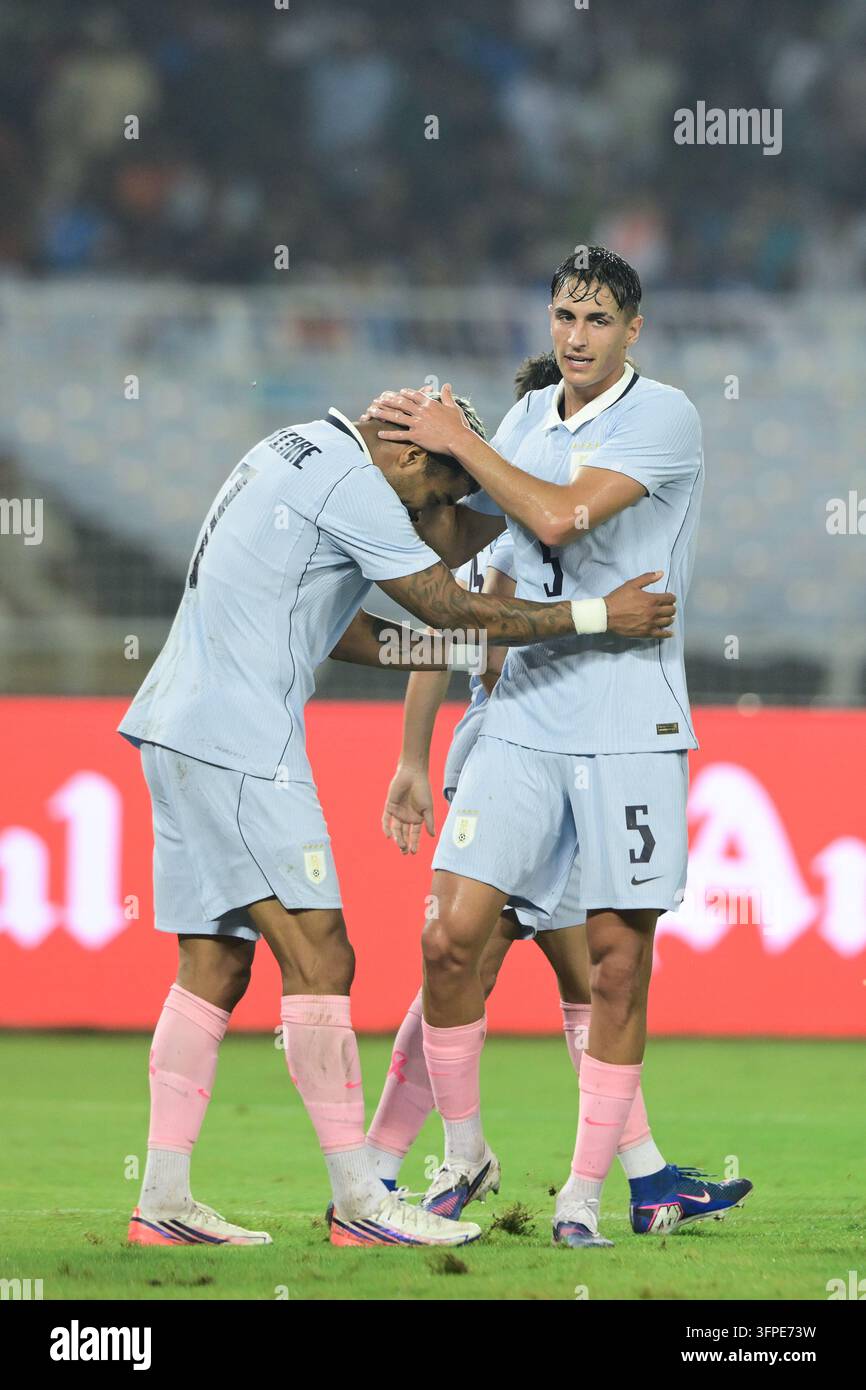 Internationales Freundschaftsspiel Indien gegen Uruguay, FIFA-Freundschaftsspiel, Kalkutta, Indien, 6. Oktober 2026. Indien in orangefarbenem Trikot, Uruguay in hell Stockfoto