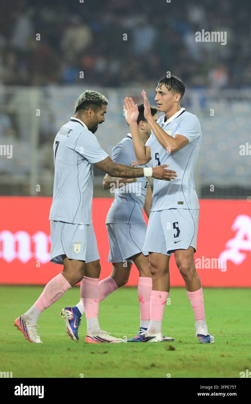 Internationales Freundschaftsspiel Indien gegen Uruguay, FIFA-Freundschaftsspiel, Kalkutta, Indien, 6. Oktober 2026. Indien in orangefarbenem Trikot, Uruguay in hell Stockfoto