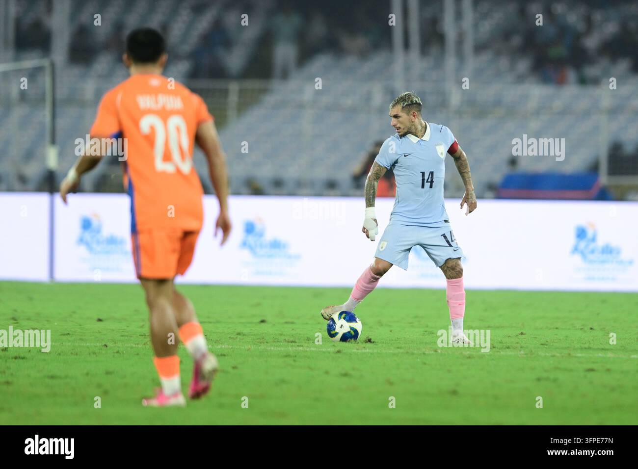 Internationales Freundschaftsspiel Indien gegen Uruguay, FIFA-Freundschaftsspiel, Kalkutta, Indien, 6. Oktober 2026. Indien in orangefarbenem Trikot, Uruguay in hell Stockfoto