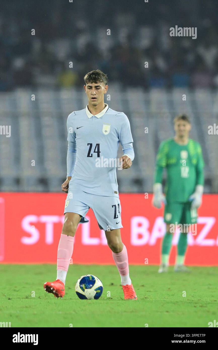 Internationales Freundschaftsspiel Indien gegen Uruguay, FIFA-Freundschaftsspiel, Kalkutta, Indien, 6. Oktober 2026. Indien in orangefarbenem Trikot, Uruguay in hell Stockfoto