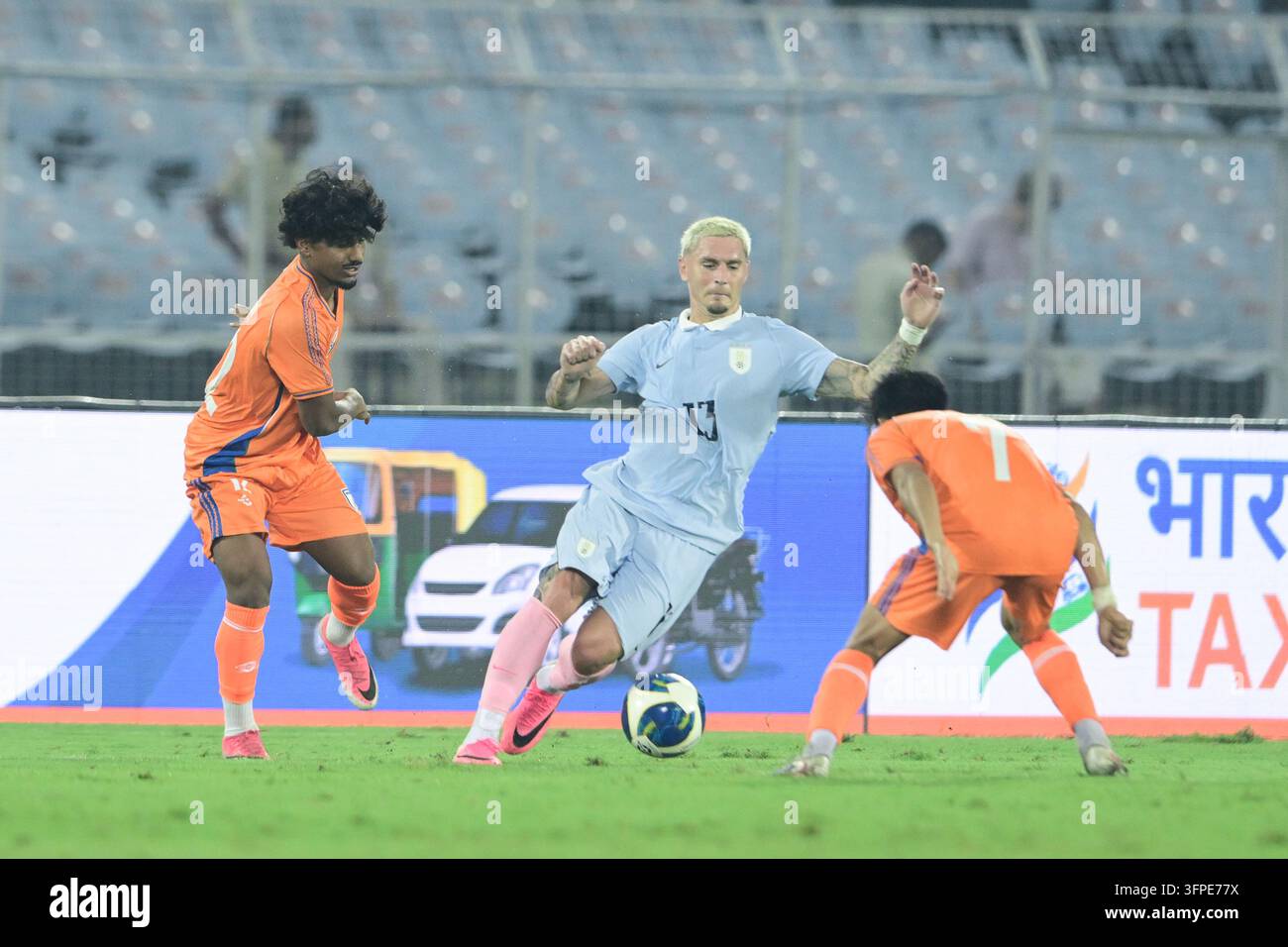 Internationales Freundschaftsspiel Indien gegen Uruguay, FIFA-Freundschaftsspiel, Kalkutta, Indien, 6. Oktober 2026. Indien in orangefarbenem Trikot, Uruguay in hell Stockfoto